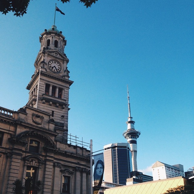 Auckland Town Hall and the Sky Tower in the city centre. Image: @sideinsight