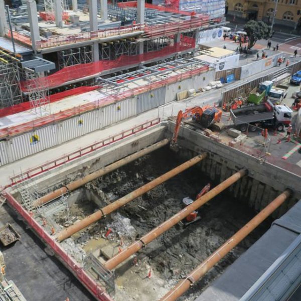 Lower Queen Street trench September 2018, with Commercial Bay and Ferry building in background. Image: cityraillink.co.nz