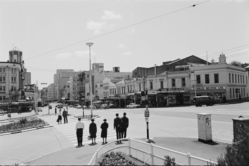 Looking down Queen Street from the Town Hall, 1960s. Photo: Fred McGehan. Image: Sir George Grey Special Collections, Auckland Libraries, 255A_25_21