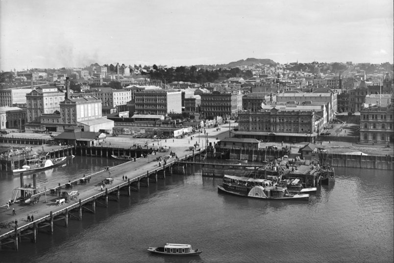 Looking south to the city centre with Queen Street Wharf in the foreground, 1904. Photographer: Henry Winkelmann. Image: Sir George Grey Special Collections, Auckland Libraries, 1_W01101